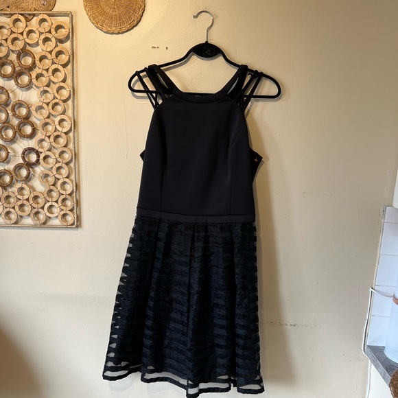 Guess Los Angeles size 10 mid length skater / open back polyester dress… - Picture 9 of 10